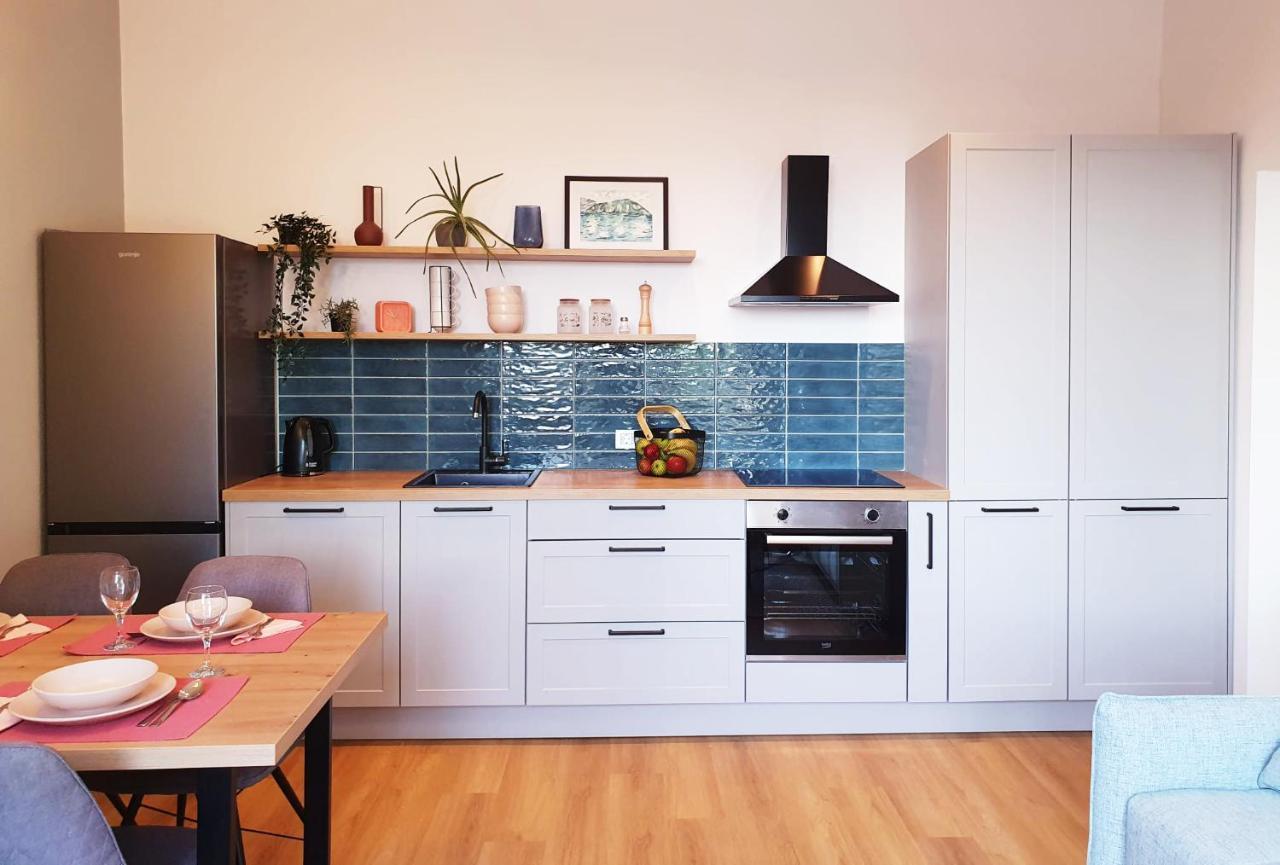 Stross 1 Bdrm Apartment *